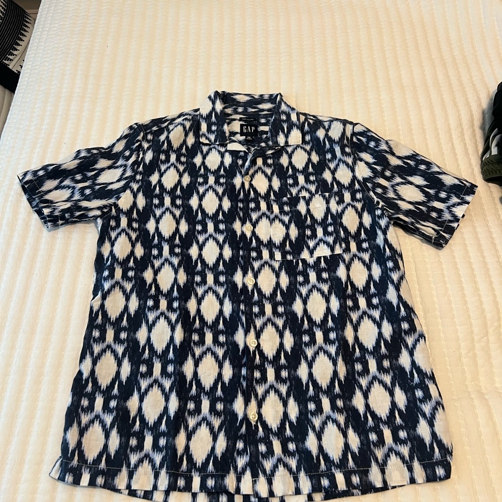 GAP Men's Blue and White Button-Up Shirt